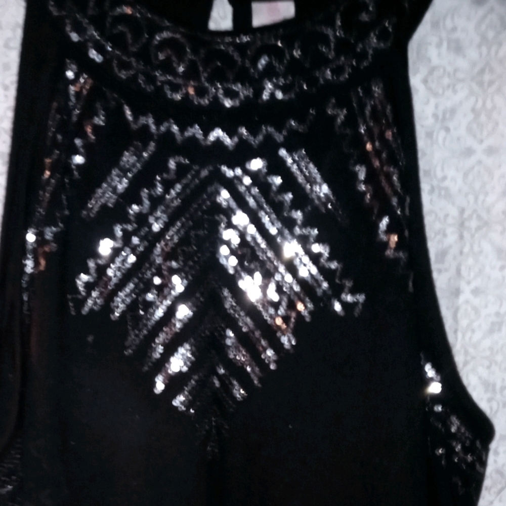 suze med black tank
